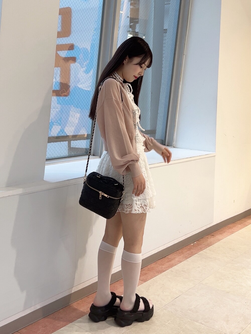 ピンク系のカーディガン/ボレロ、その他のキャミソール、ブラック系のサンダルを着用したレディースの夏コーディネートの3枚目の写真