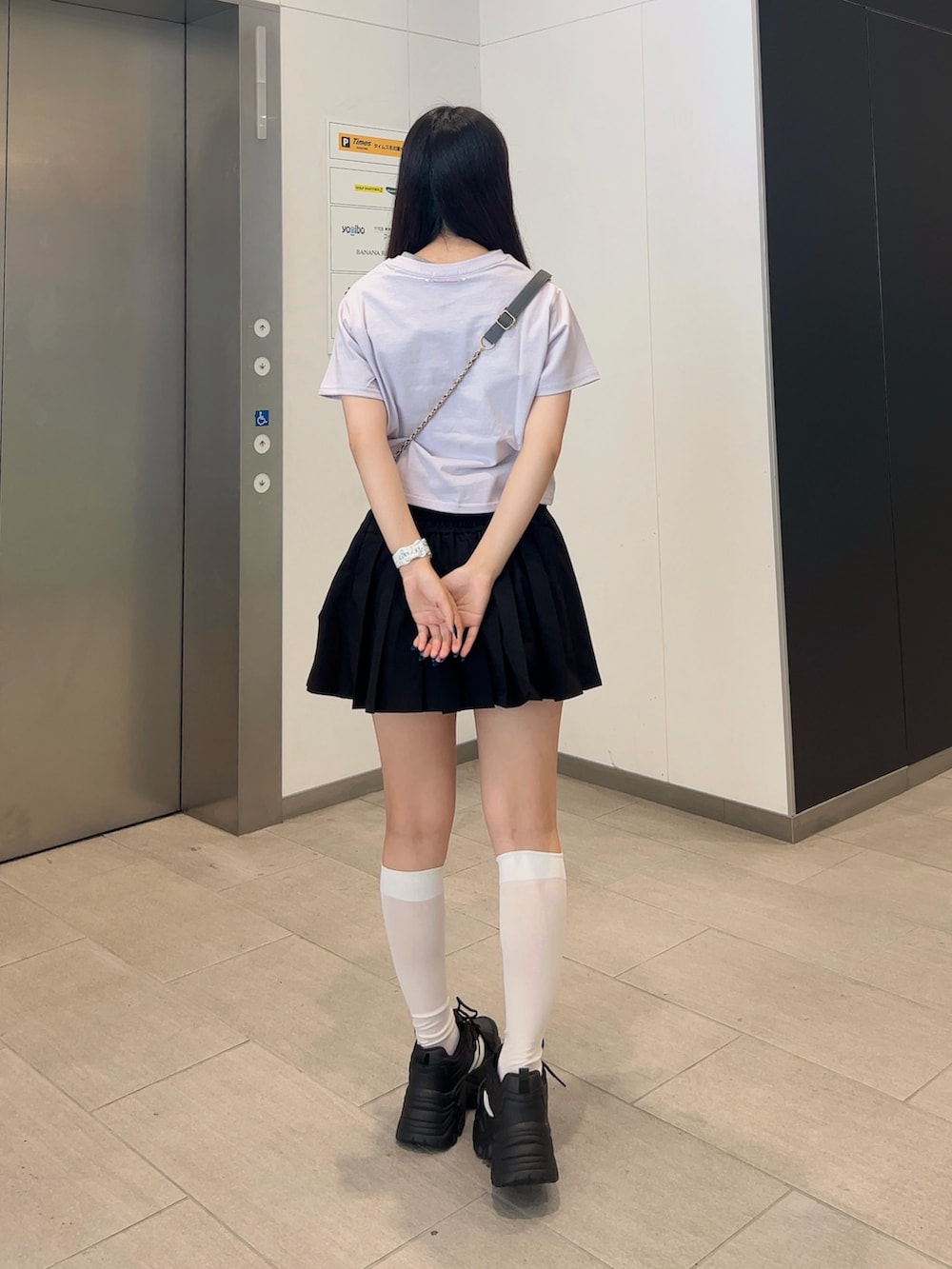 パープル系のTシャツ/カットソー、ブラック系のその他シューズ、ブラック系のスカートを着用したレディースの夏コーディネートの2枚目の写真