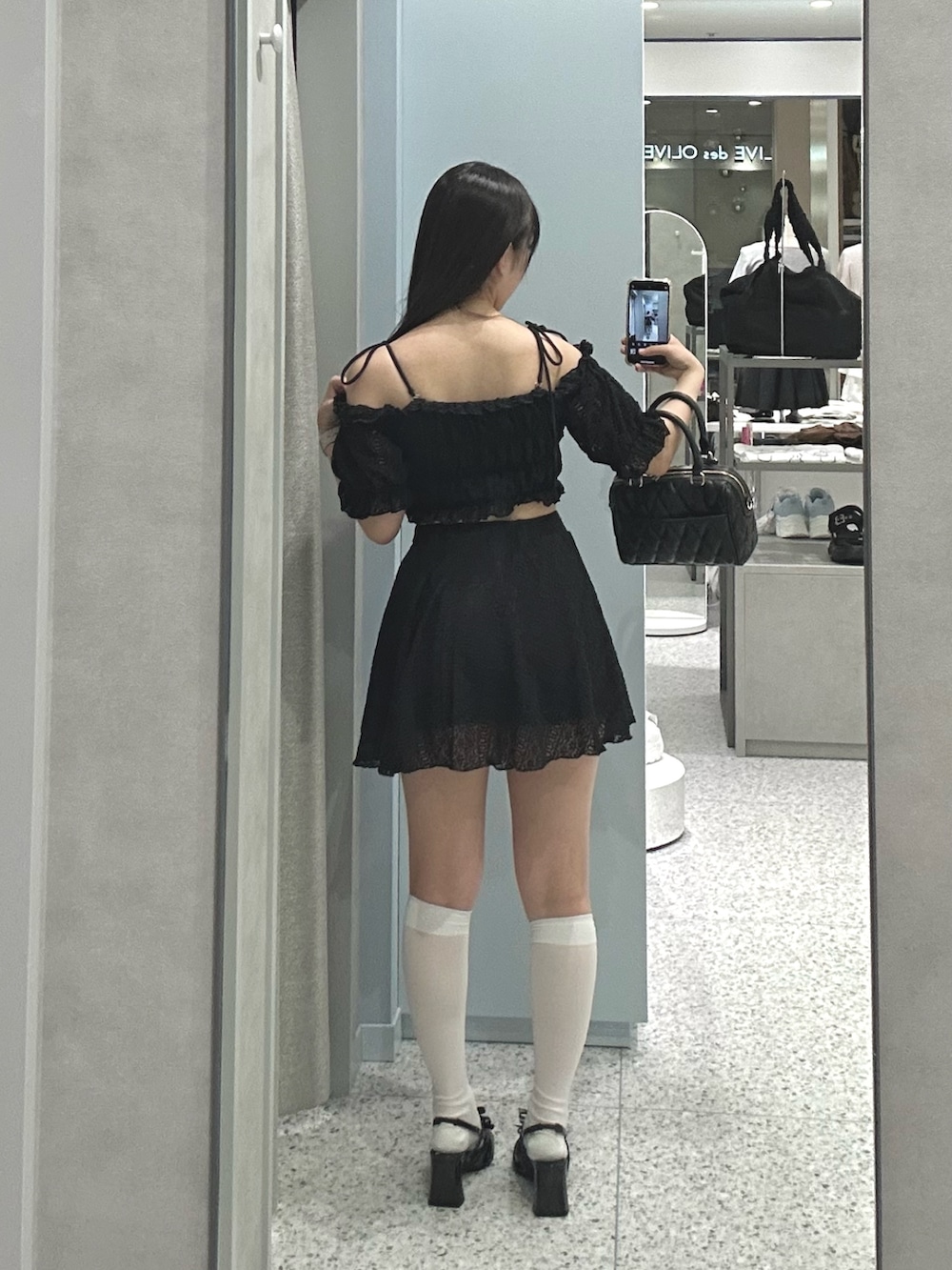 ブラック系のボストンバッグ、ブラック系の水着を着用したレディースの夏コーディネートの2枚目の写真