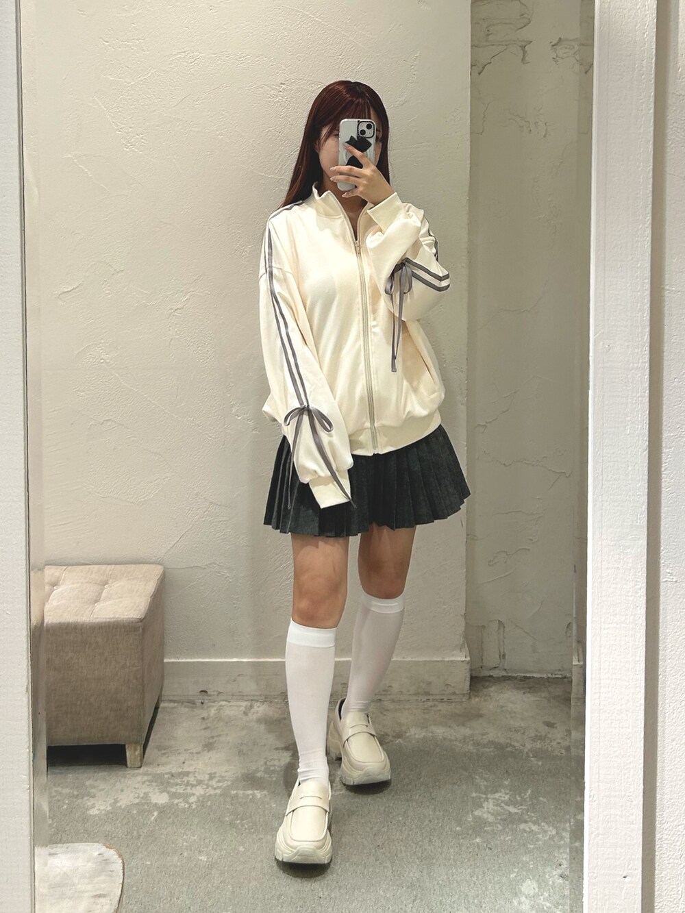 ホワイト系のジャージ、ホワイト系のトートバッグ、ホワイト系のローファーを着用したレディースの秋コーディネートの2枚目の写真