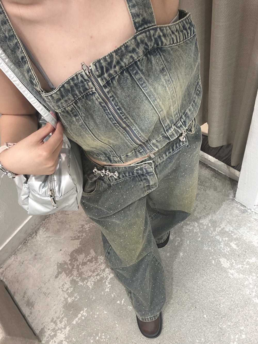 ブルー系のシャツ/ブラウス、ブラック系のブーツ、ブラック系のショルダーバッグを着用したレディースの夏コーディネートの3枚目の写真