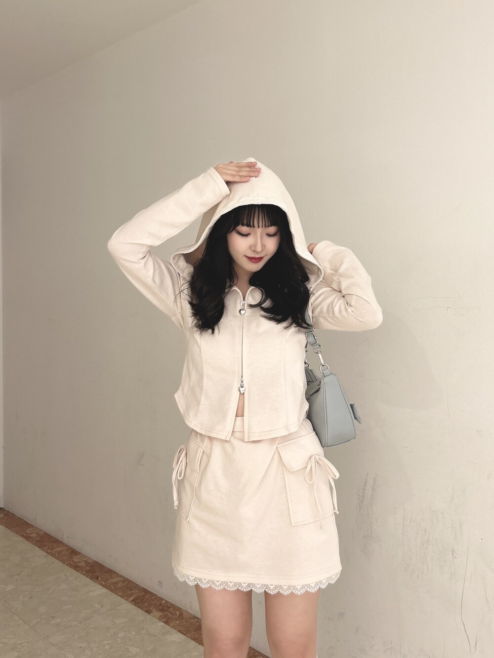 ピンク系のワンピース、ブルー系のショルダーバッグ、ホワイト系のサンダルを着用したレディースの春コーディネートの4枚目の写真