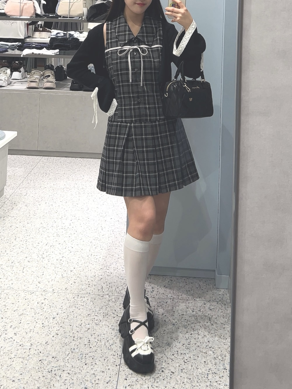 ブラック系のカーディガン/ボレロ、その他のワンピース、ブラック系のボストンバッグを着用したレディースの夏コーディネートの4枚目の写真