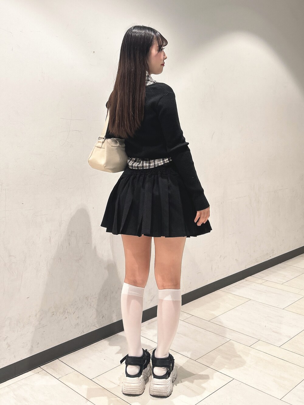 ブラック系のカーディガン/ボレロ、ブラック系のスカート、ブラック系のサンダルを着用したレディースの夏コーディネートの2枚目の写真