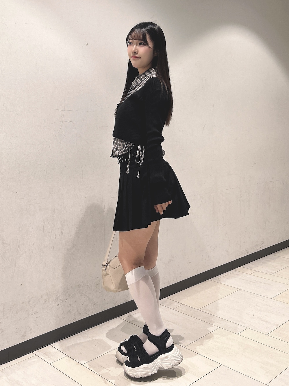 ブラック系のカーディガン/ボレロ、ブラック系のスカート、ブラック系のサンダルを着用したレディースの夏コーディネートの2枚目の写真