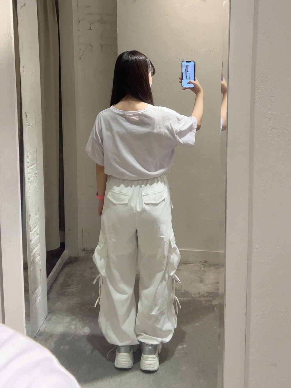 パープル系のTシャツ/カットソー、ホワイト系のカーゴパンツ、シルバー系のスニーカーを着用したレディースの夏コーディネートの3枚目の写真