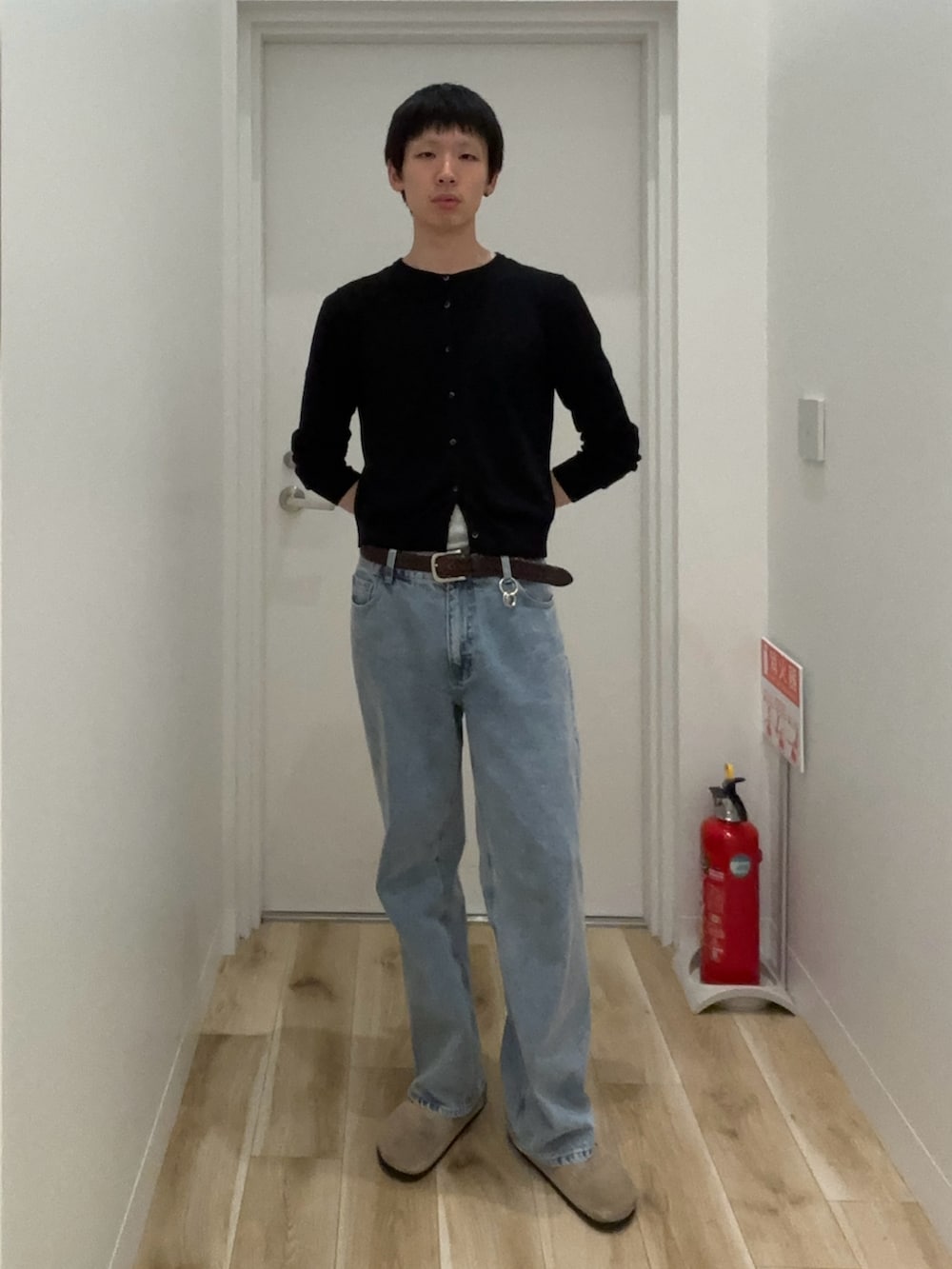 ブルー系のデニムパンツ、ベージュ系のサンダルを着用したメンズの秋コーディネートの3枚目の写真