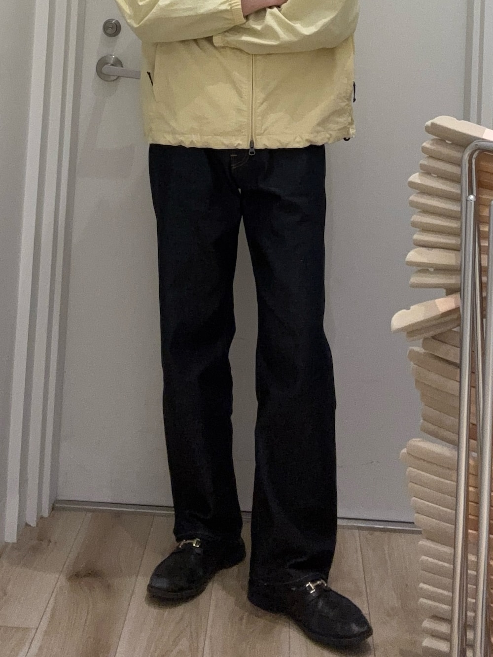 イエロー系のナイロンジャケットを着用したメンズの春コーディネートの2枚目の写真