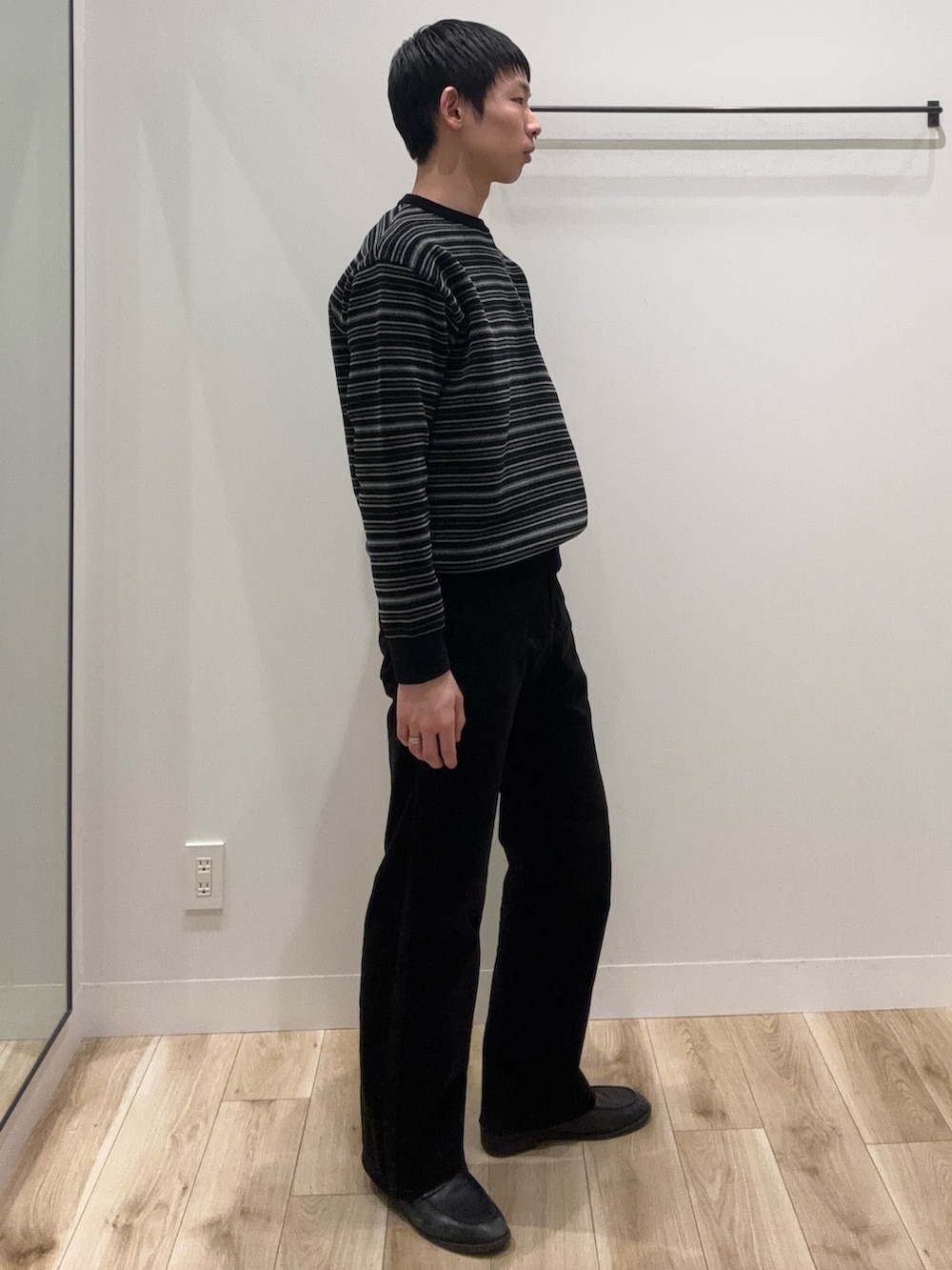 ブラック系のニット/セーターを着用したメンズの冬コーディネートの2枚目の写真