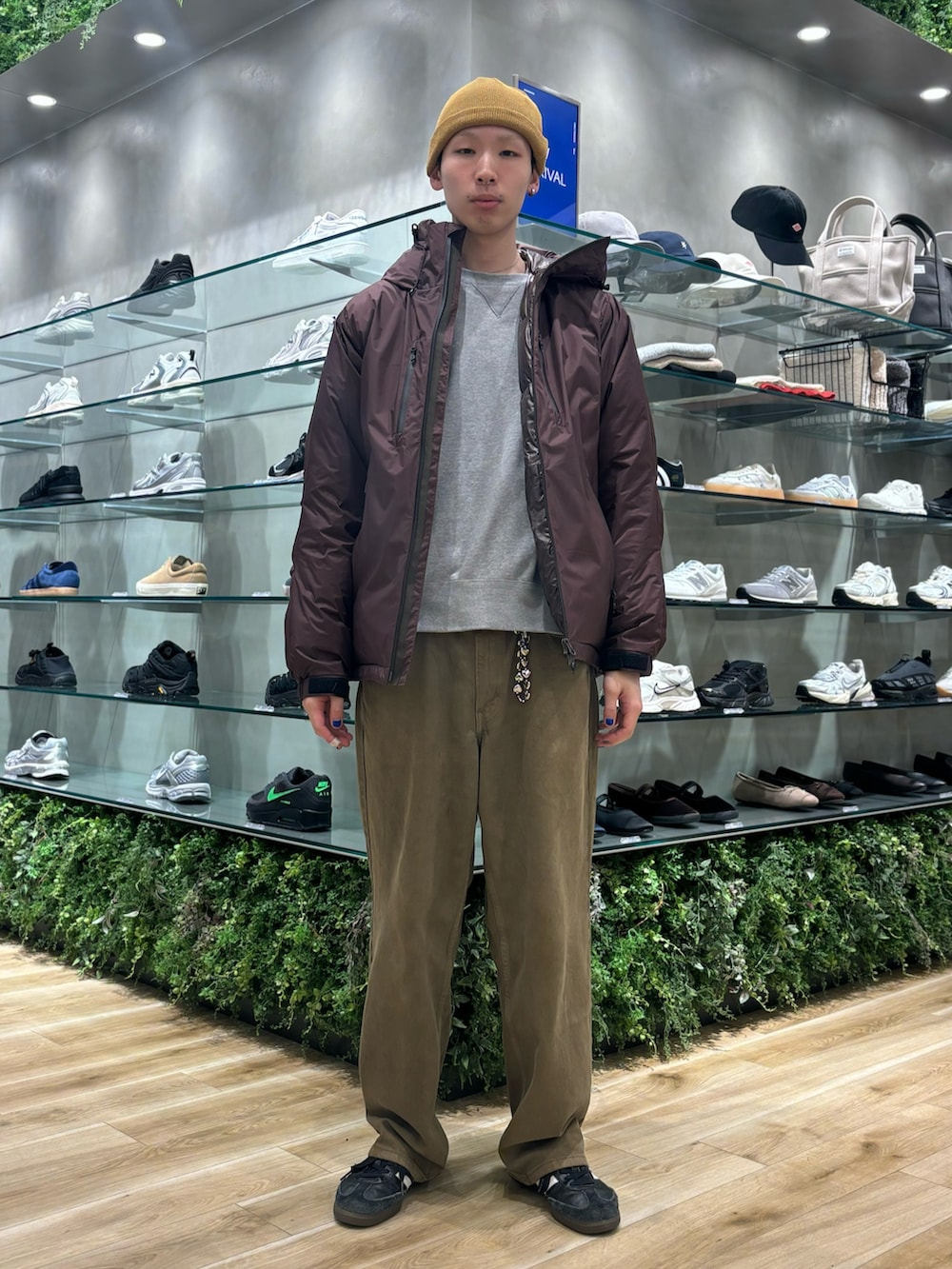 ブラウン系のジャケット/アウター、ブラウン系のデニムパンツ、ブラック系のスニーカーを着用したメンズの秋コーディネートの2枚目の写真