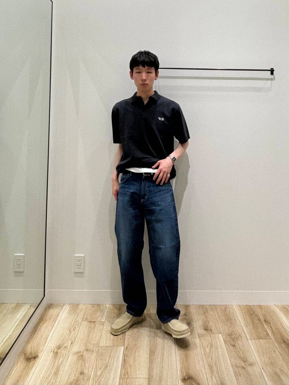 ブルー系のデニムパンツ、ベージュ系のその他シューズ、グレー系のポロシャツを着用したメンズの夏コーディネートの2枚目の写真