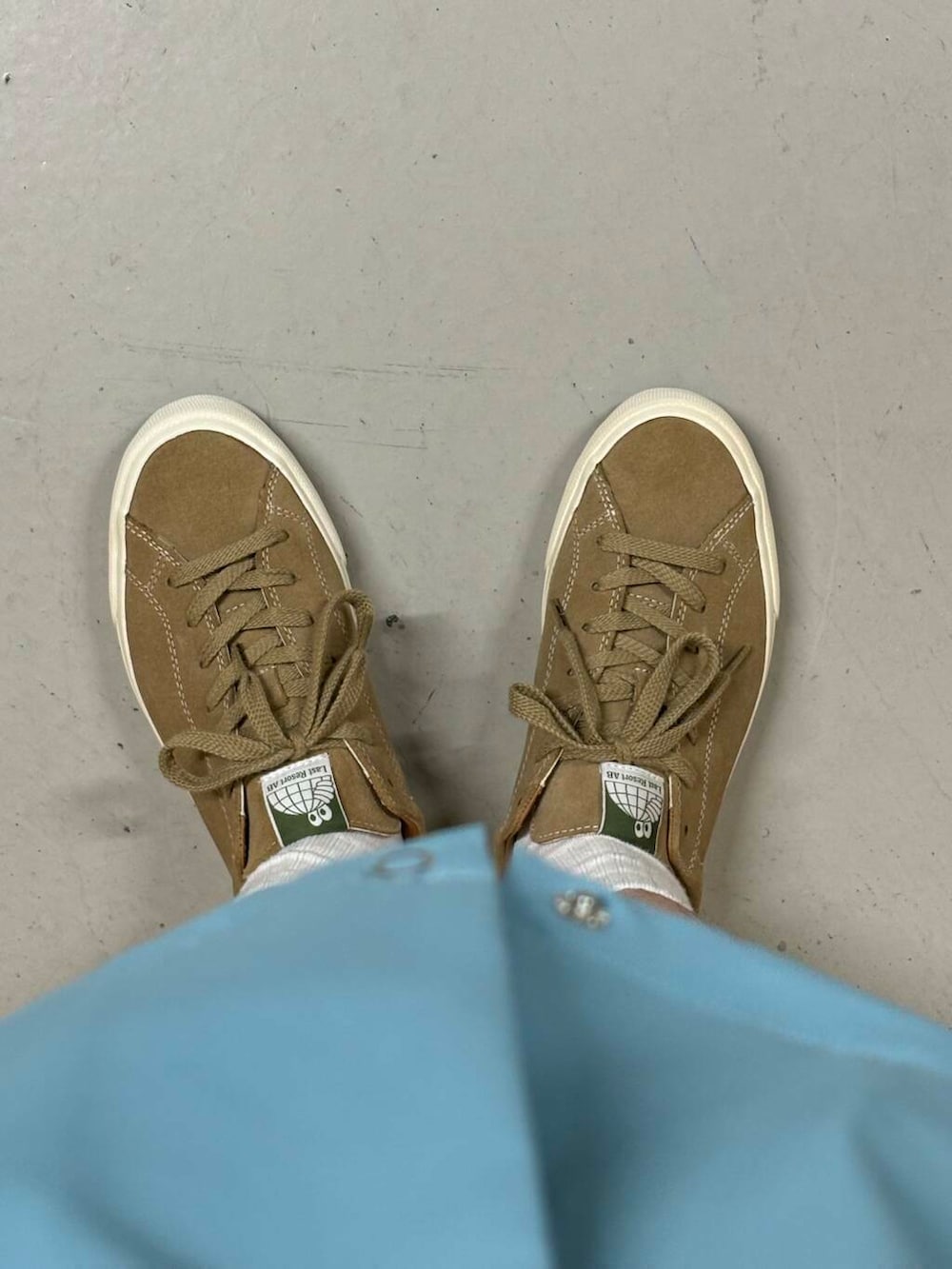 ベージュ系のスニーカー、ブルー系のシャツ/ブラウス、ブルー系のその他パンツを着用したメンズの夏コーディネートの8枚目の写真