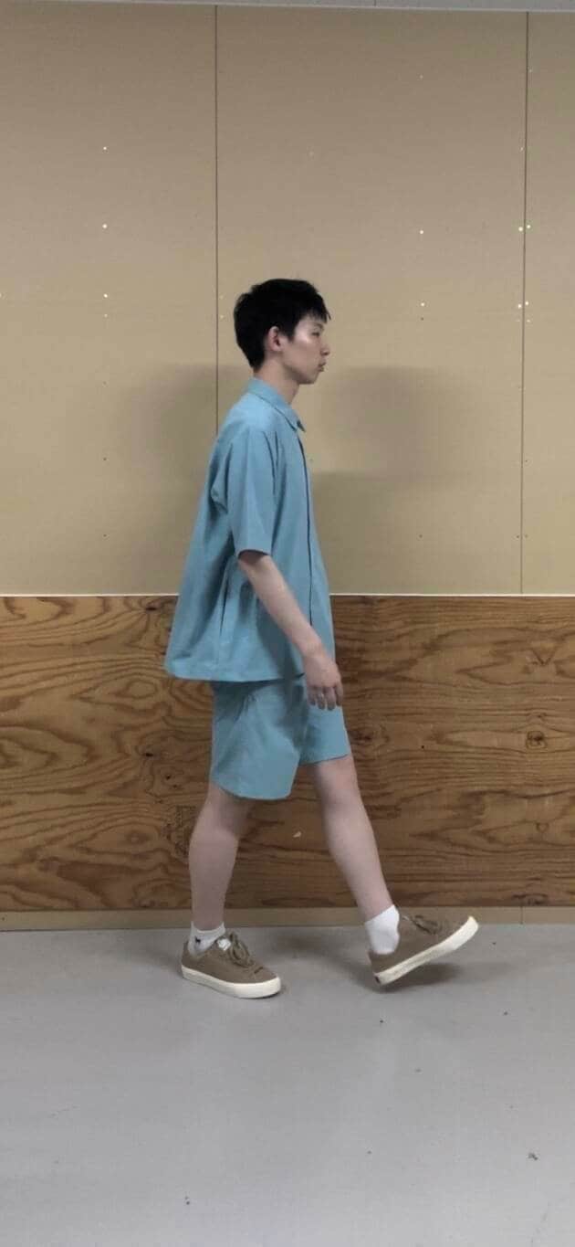 ベージュ系のスニーカー、ブルー系のシャツ/ブラウス、ブルー系のその他パンツを着用したメンズの夏コーディネートの3枚目の写真