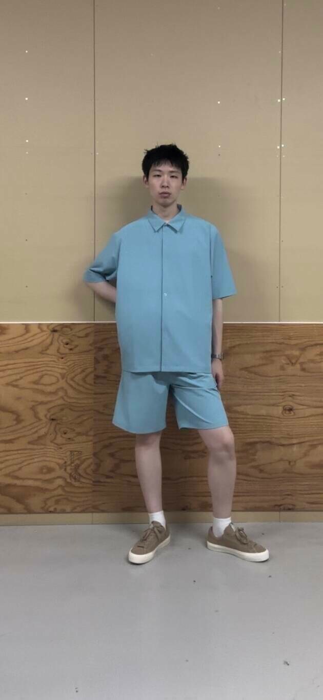 ベージュ系のスニーカー、ブルー系のシャツ/ブラウス、ブルー系のその他パンツを着用したメンズの夏コーディネートの2枚目の写真