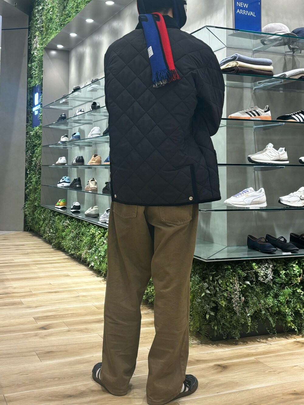 ブラック系のその他アウター、ブラウン系のデニムパンツ、ブラック系のスニーカーを着用したメンズの秋コーディネートの4枚目の写真