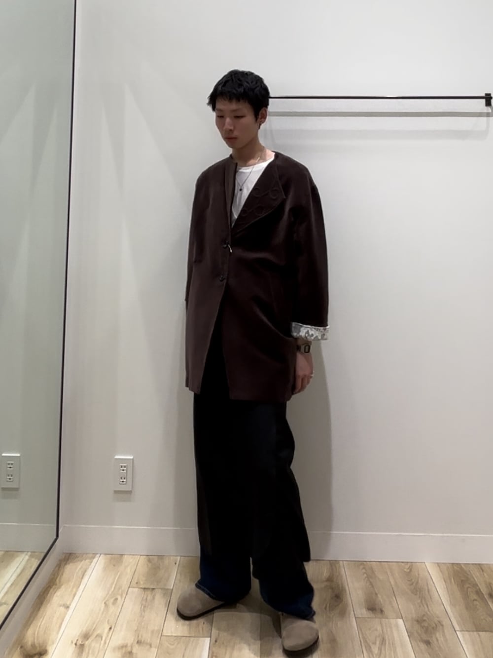 ブラウン系のその他アウターを着用したメンズの秋コーディネートの2枚目の写真