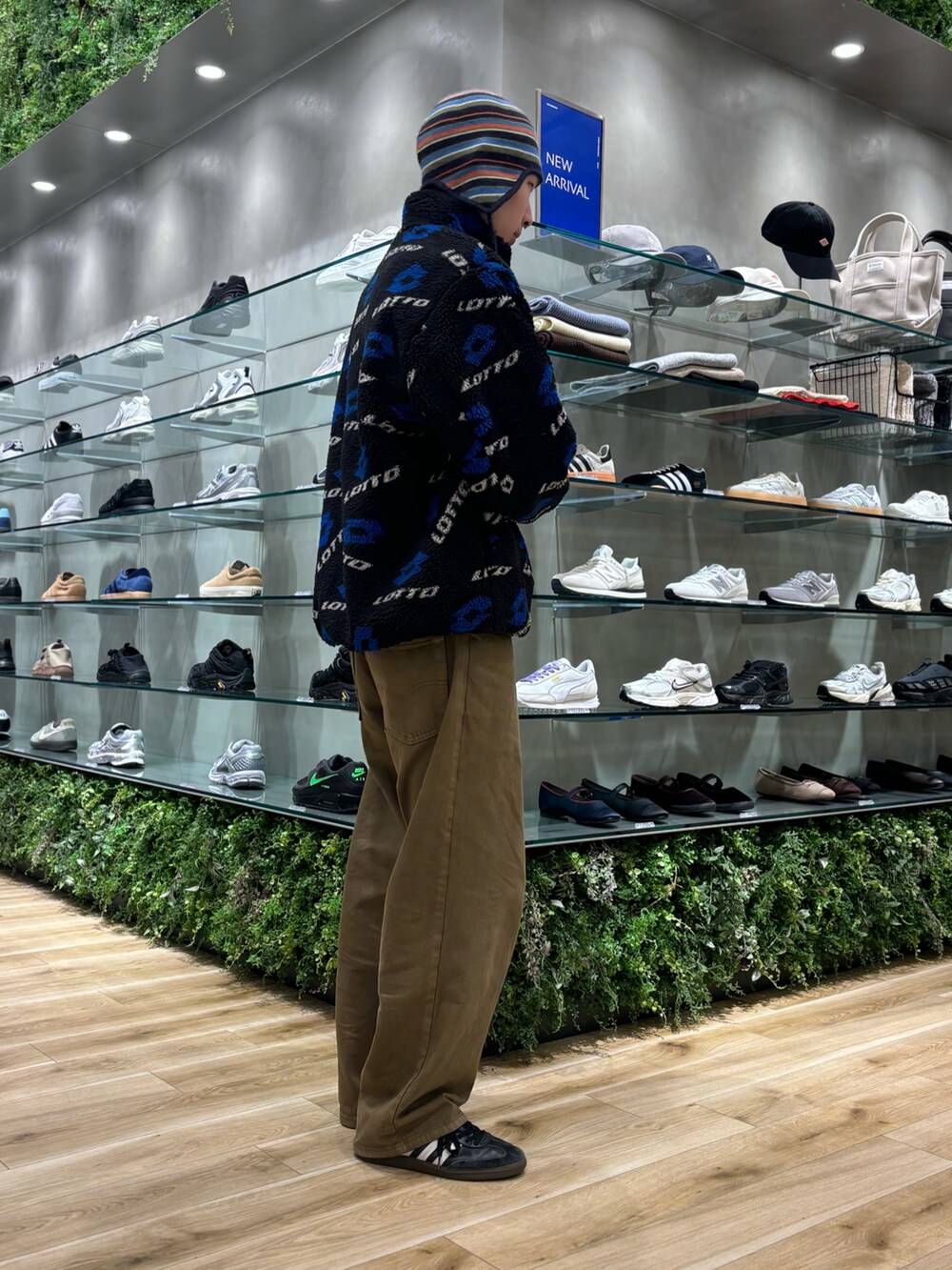 ブルー系のジャケット/アウター、ブラウン系のデニムパンツ、ブラック系のスニーカーを着用したメンズの秋コーディネートの2枚目の写真