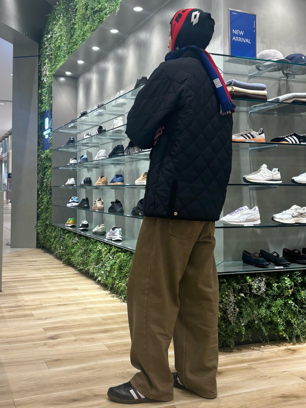 ブラック系のその他アウター、ブラウン系のデニムパンツ、ブラック系のスニーカーを着用したメンズの秋コーディネートの3枚目の写真