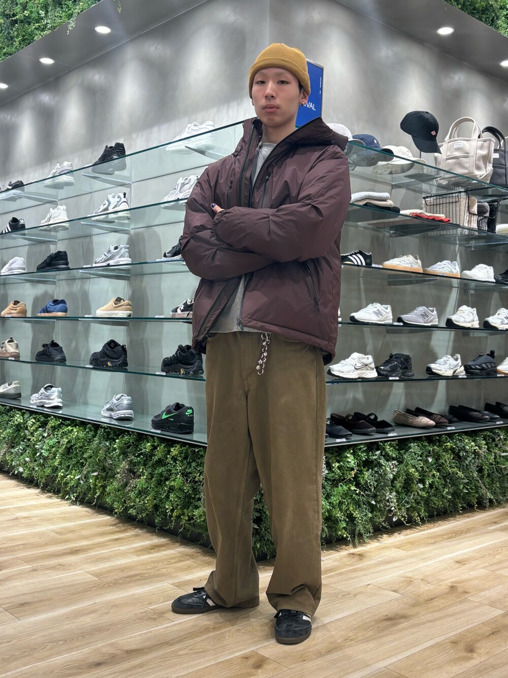 ブラウン系のジャケット/アウター、ブラウン系のデニムパンツ、ブラック系のスニーカーを着用したメンズの秋コーディネートの4枚目の写真