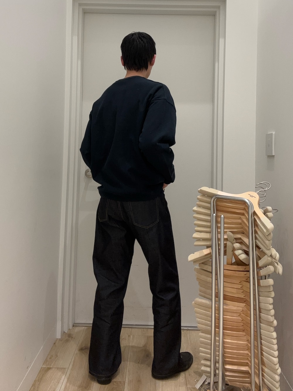 グリーン系のスウェットを着用したメンズの春コーディネートの2枚目の写真