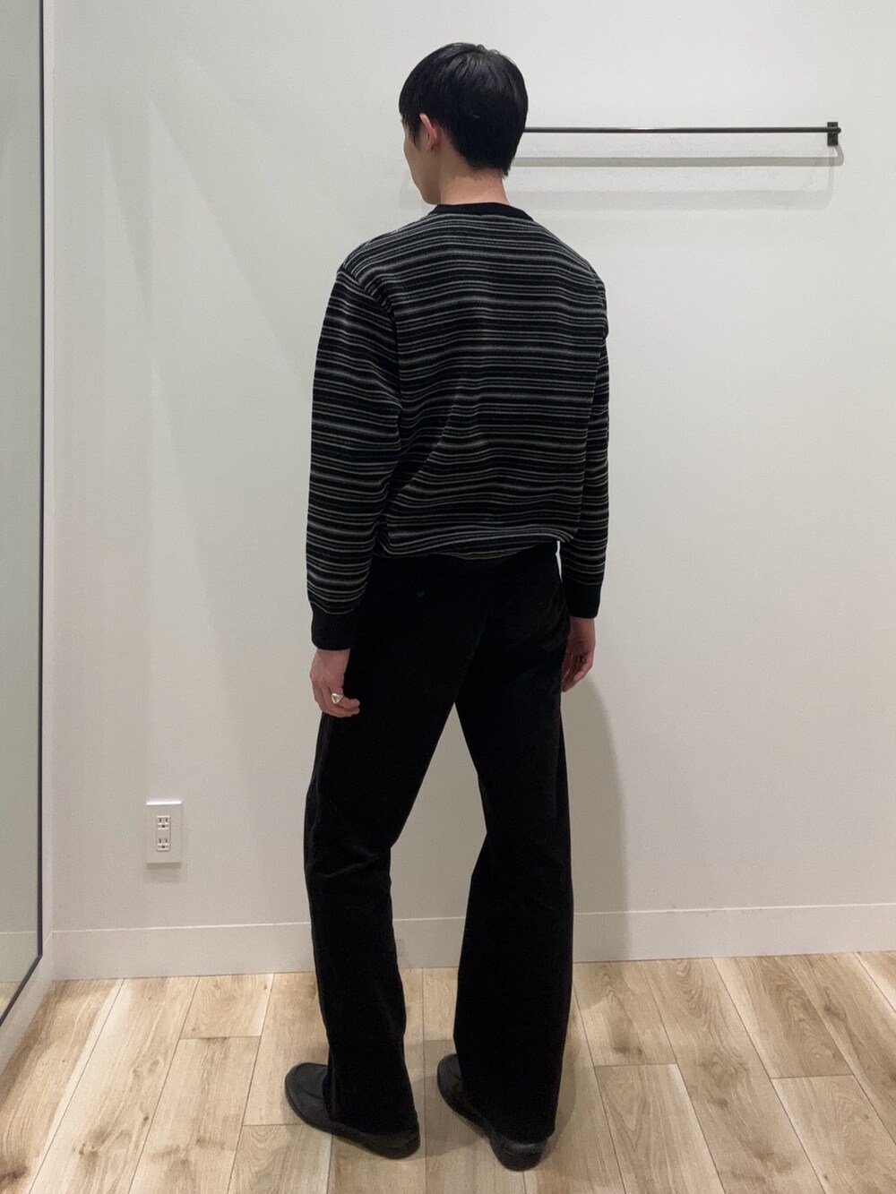 ブラック系のニット/セーターを着用したメンズの冬コーディネートの3枚目の写真