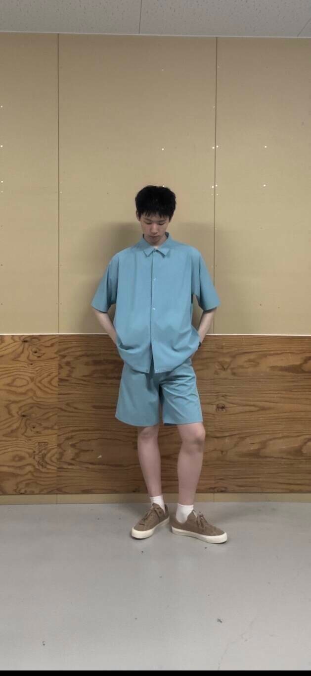 ベージュ系のスニーカー、ブルー系のシャツ/ブラウス、ブルー系のその他パンツを着用したメンズの夏コーディネートの6枚目の写真