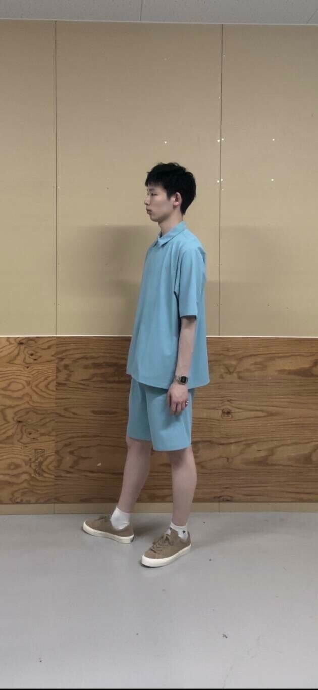 ベージュ系のスニーカー、ブルー系のシャツ/ブラウス、ブルー系のその他パンツを着用したメンズの夏コーディネートの5枚目の写真