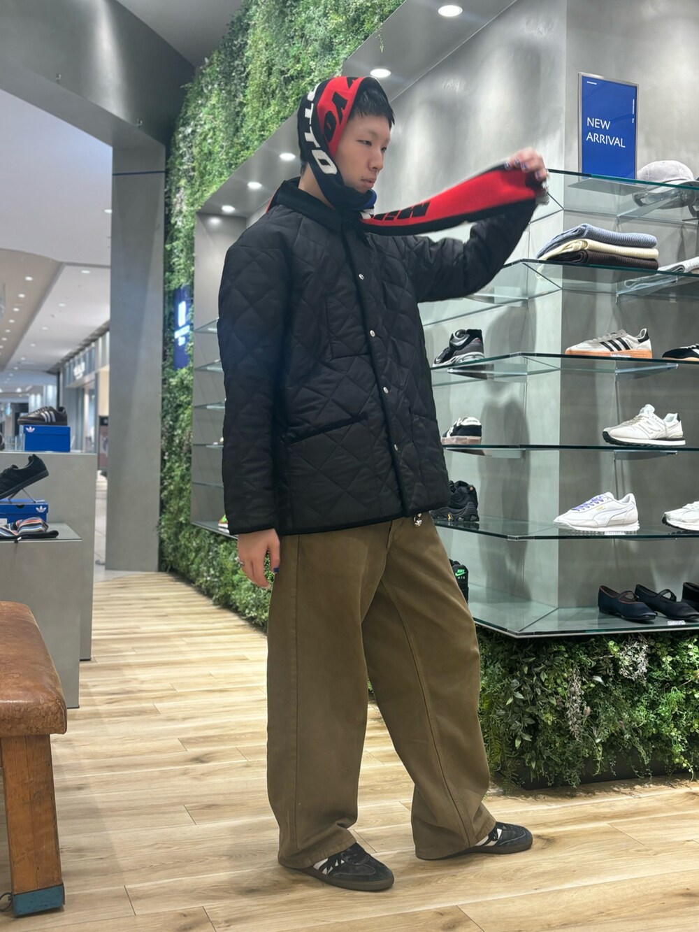 ブラック系のその他アウター、ブラウン系のデニムパンツ、ブラック系のスニーカーを着用したメンズの秋コーディネートの2枚目の写真