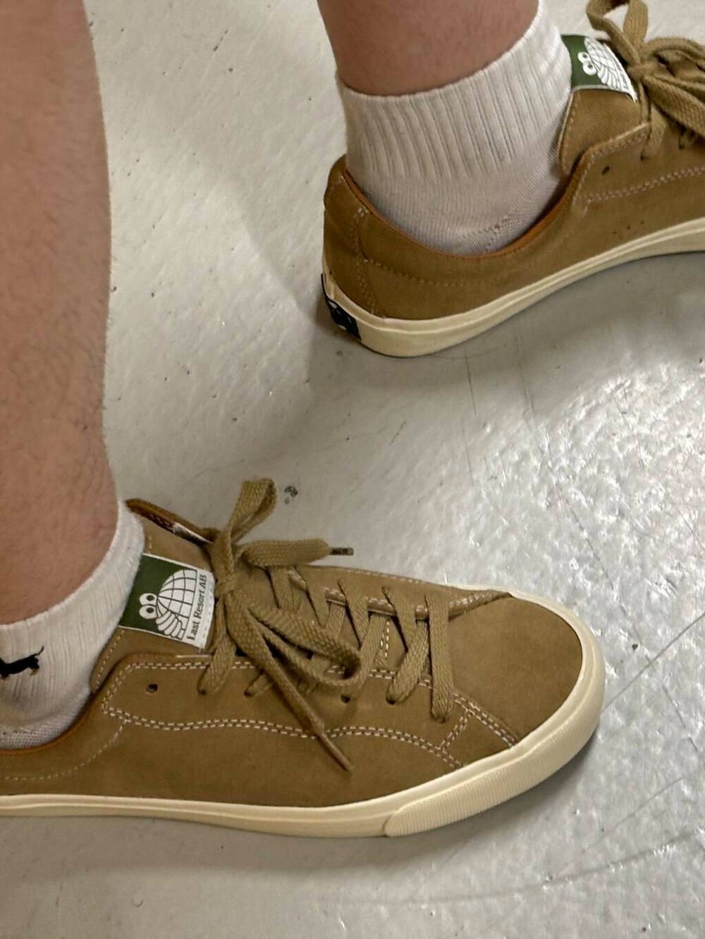 ベージュ系のスニーカー、ブルー系のシャツ/ブラウス、ブルー系のその他パンツを着用したメンズの夏コーディネートの7枚目の写真