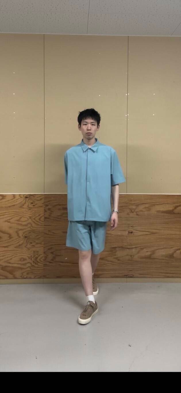 ベージュ系のスニーカー、ブルー系のシャツ/ブラウス、ブルー系のその他パンツを着用したメンズの夏コーディネートの4枚目の写真