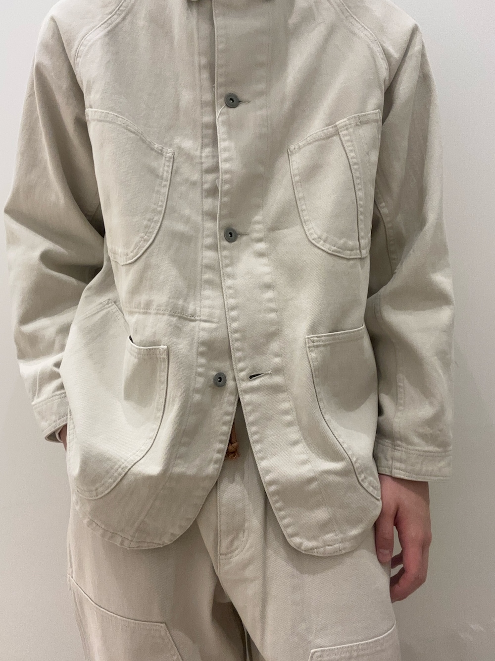 ベージュ系のジャケット/アウター、ブラウン系のスニーカー、ベージュ系のパンツを着用したメンズの夏コーディネートの2枚目の写真