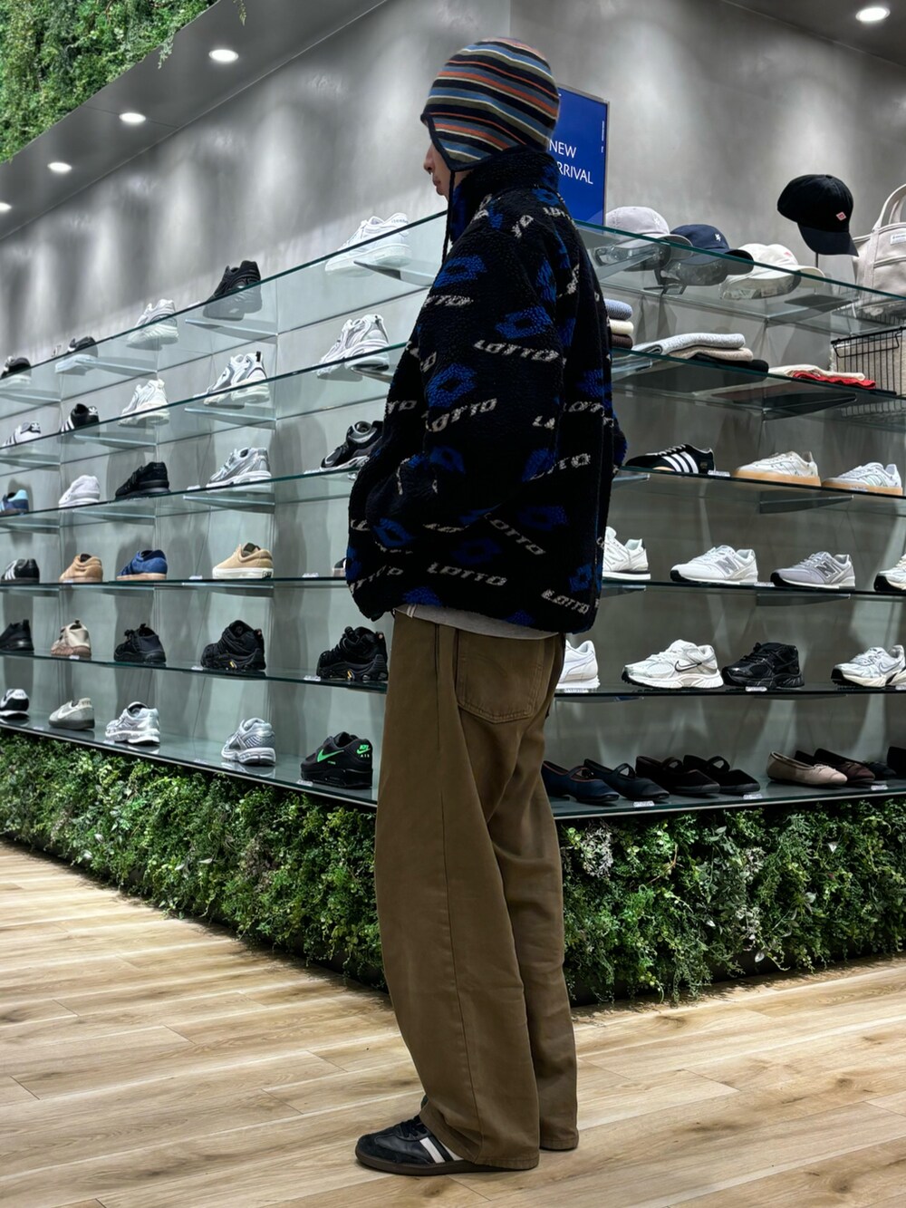 ブルー系のジャケット/アウター、ブラウン系のデニムパンツ、ブラック系のスニーカーを着用したメンズの秋コーディネートの3枚目の写真