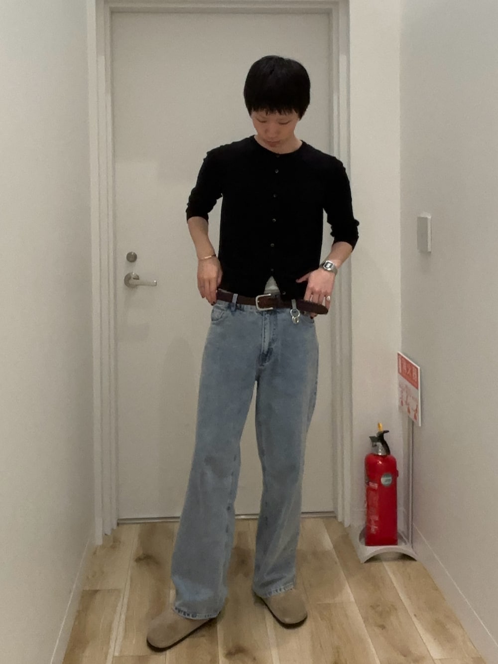 ブルー系のデニムパンツ、ベージュ系のサンダルを着用したメンズの秋コーディネートの2枚目の写真
