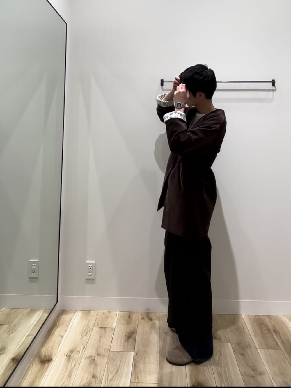 ブラウン系のその他アウターを着用したメンズの秋コーディネートの3枚目の写真