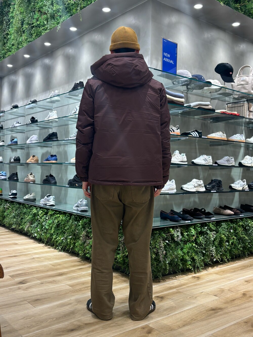 ブラウン系のジャケット/アウター、ブラウン系のデニムパンツ、ブラック系のスニーカーを着用したメンズの秋コーディネートの3枚目の写真