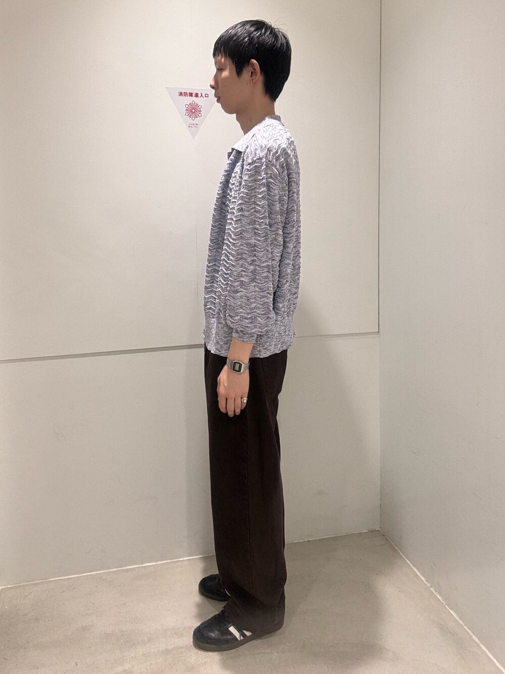 ブルー系のカーディガン/ボレロ、ブラウン系のデニムパンツ、ブラック系のスニーカーを着用したメンズの夏コーディネートの2枚目の写真