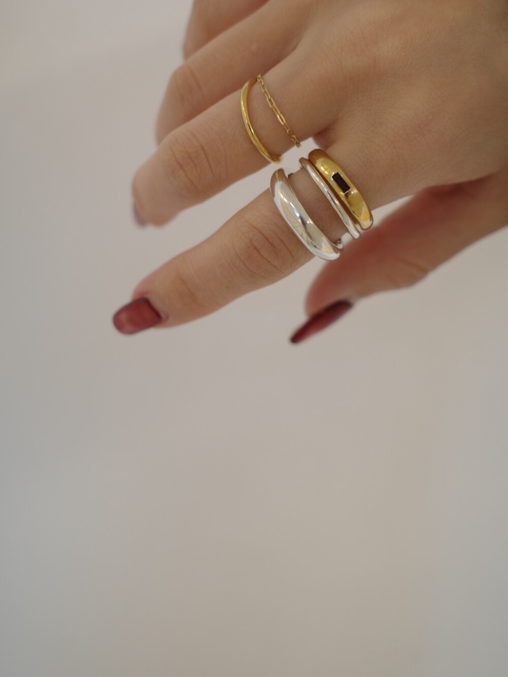 シルバー系のイヤーカフ、ゴールド系のピアス（両耳用）、シルバー系のネックレスを着用したレディースの秋コーディネートの2枚目の写真