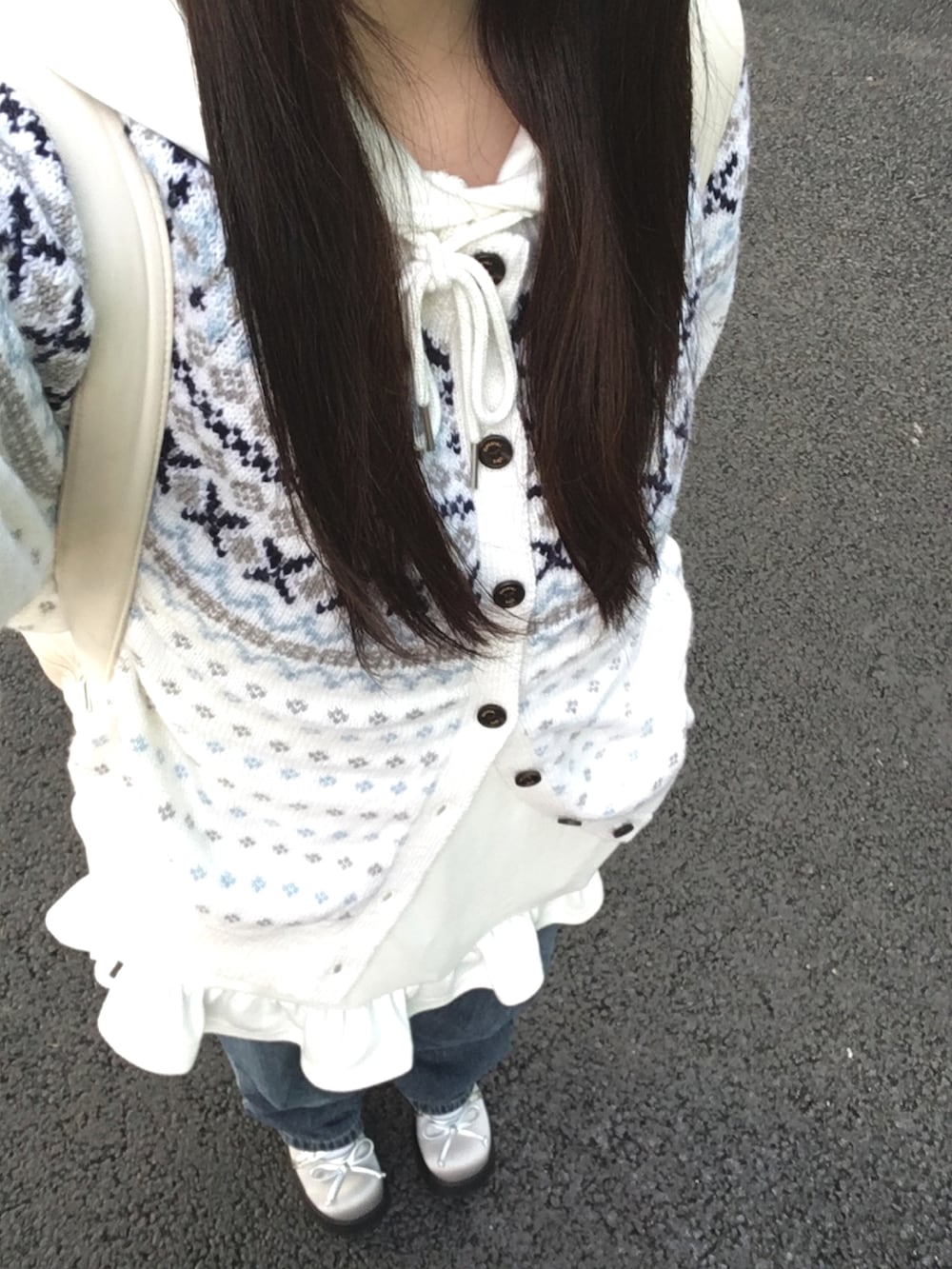 ホワイト系のカーディガン/ボレロを着用したレディースの冬コーディネートの2枚目の写真