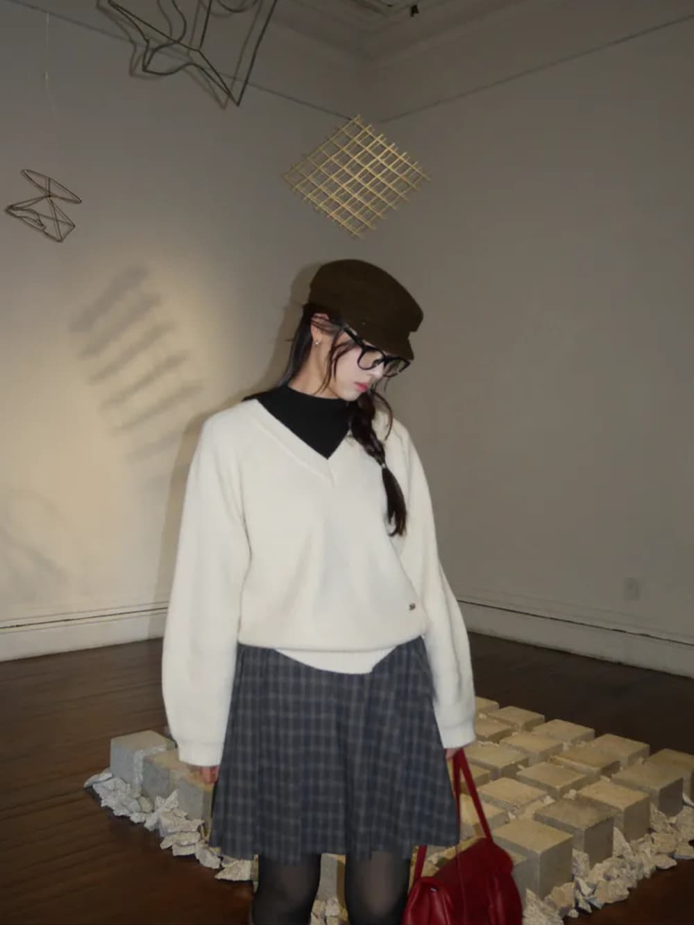 ホワイト系のニット/セーターを着用したレディースの冬コーディネートの2枚目の写真