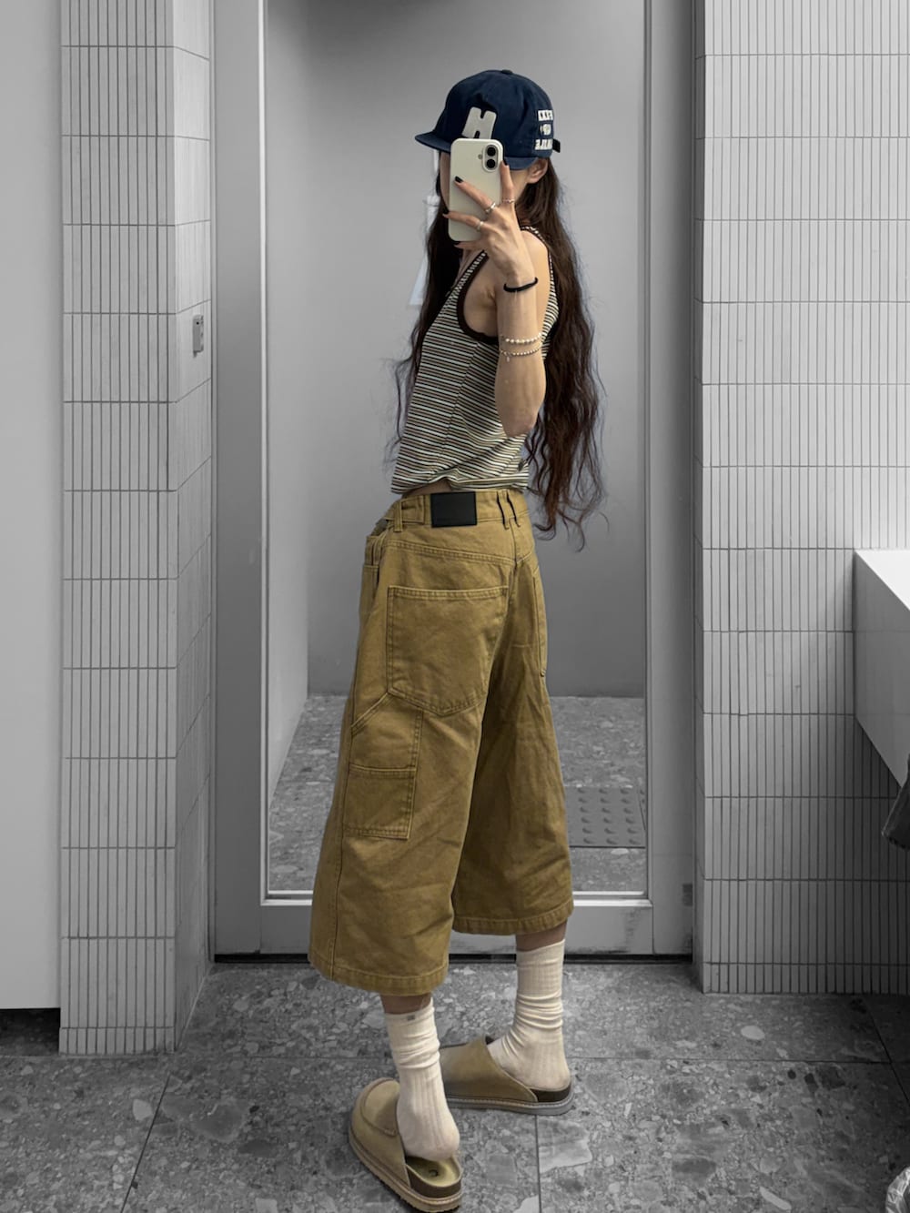 ブラウン系のTシャツ/カットソーを着用したレディースの春コーディネートの3枚目の写真