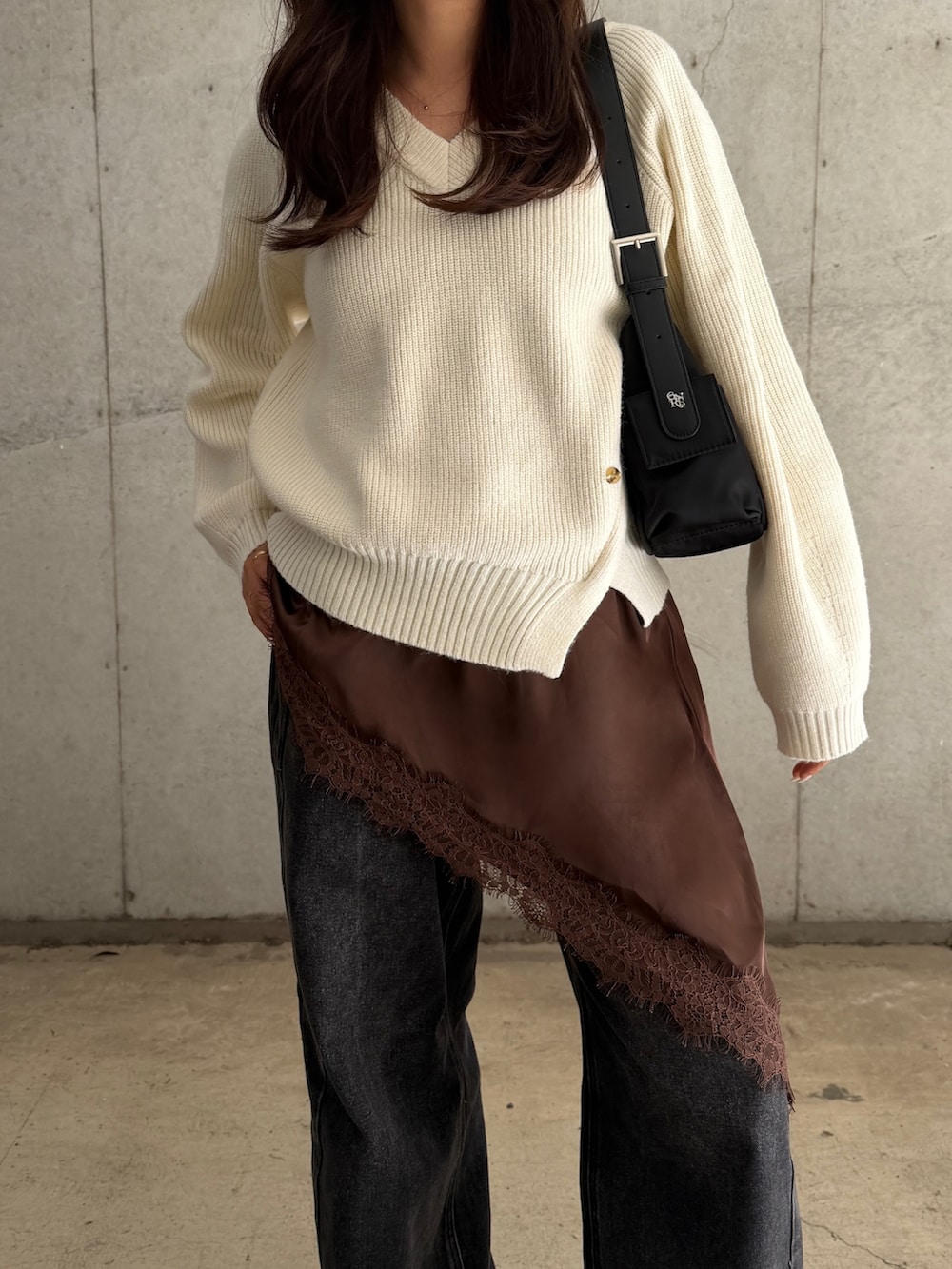 ホワイト系のニット/セーターを着用したレディースの冬コーディネートの2枚目の写真