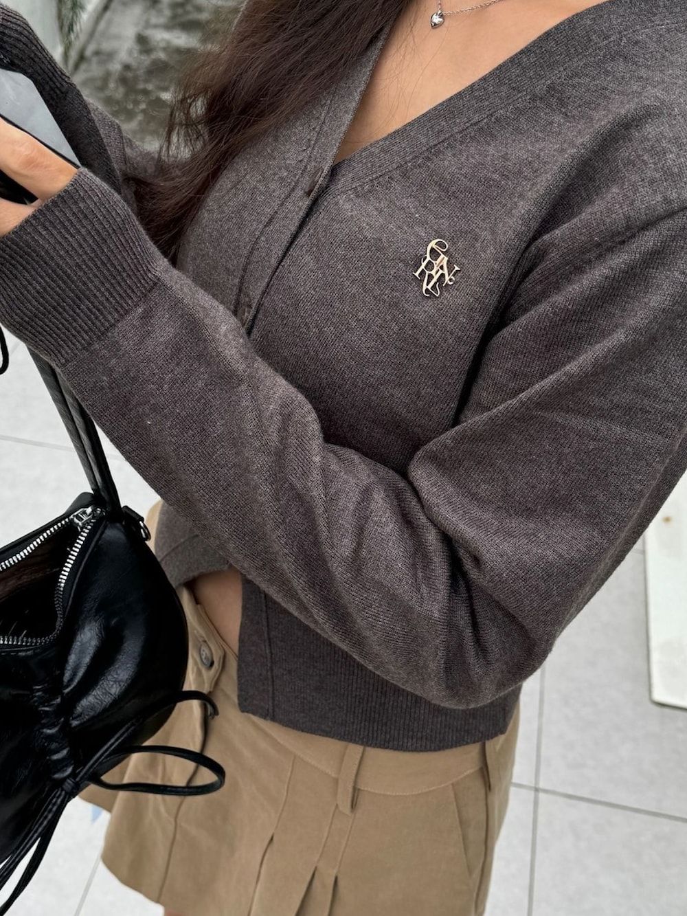 グレー系のカーディガン/ボレロを着用したレディースの秋コーディネートの3枚目の写真