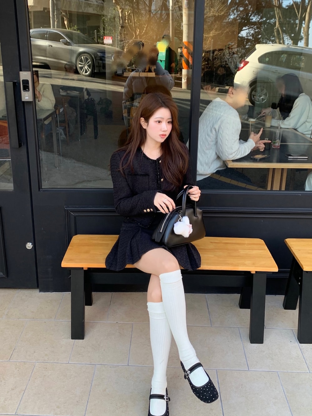 ブラック系のノーカラージャケット、ブラック系のスカートを着用したレディースの冬コーディネートの2枚目の写真