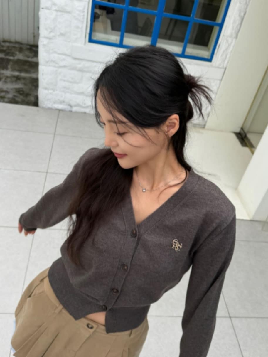 グレー系のカーディガン/ボレロを着用したレディースの秋コーディネートの3枚目の写真