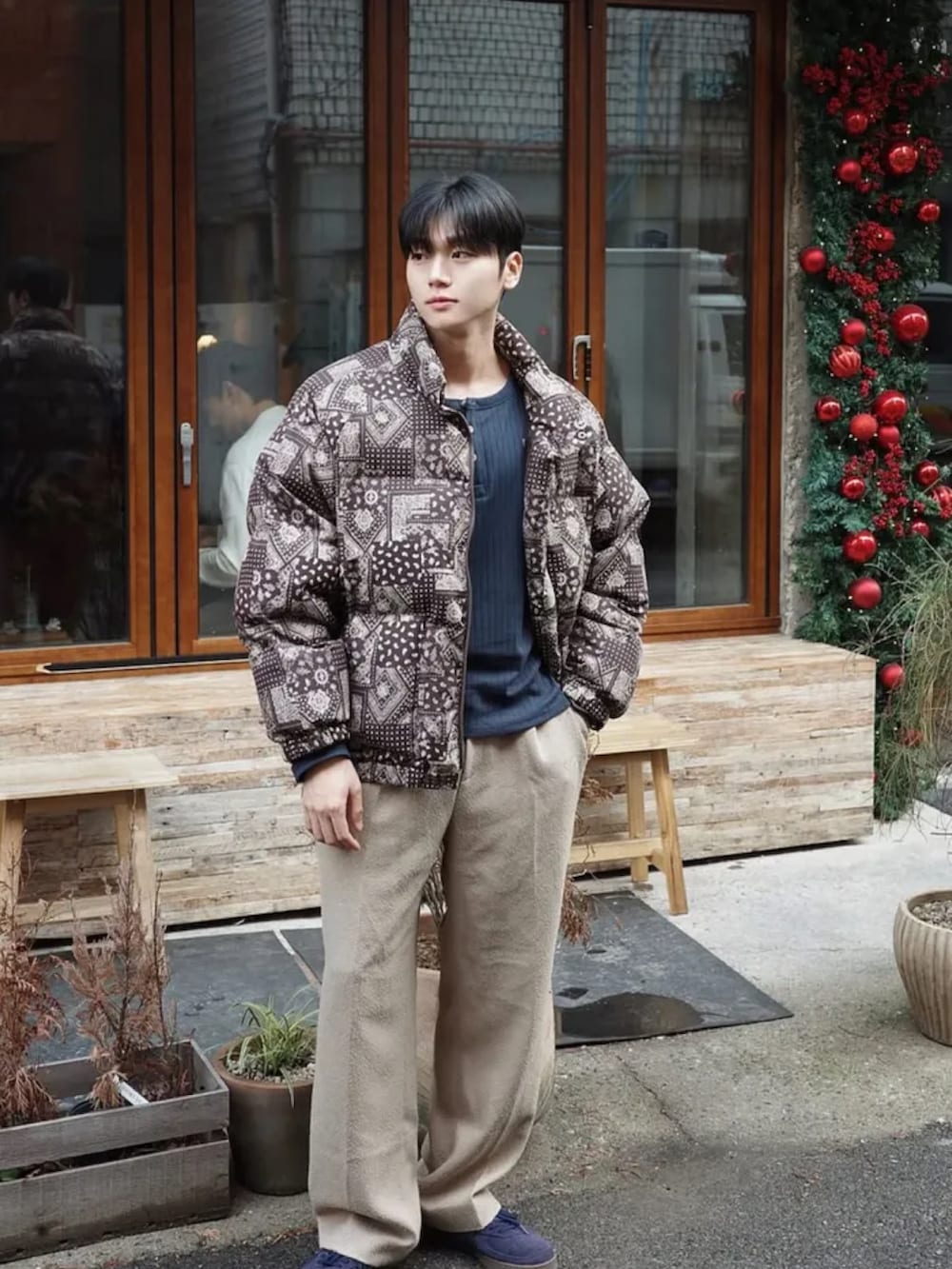 ブラウン系のブルゾンを着用したメンズの冬コーディネートの3枚目の写真