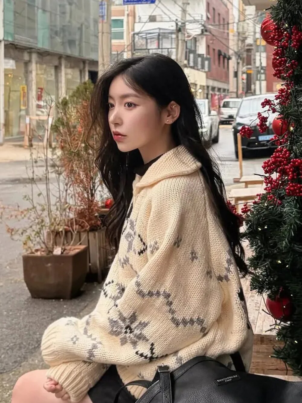 ホワイト系のニット/セーターを着用したレディースの冬コーディネートの2枚目の写真