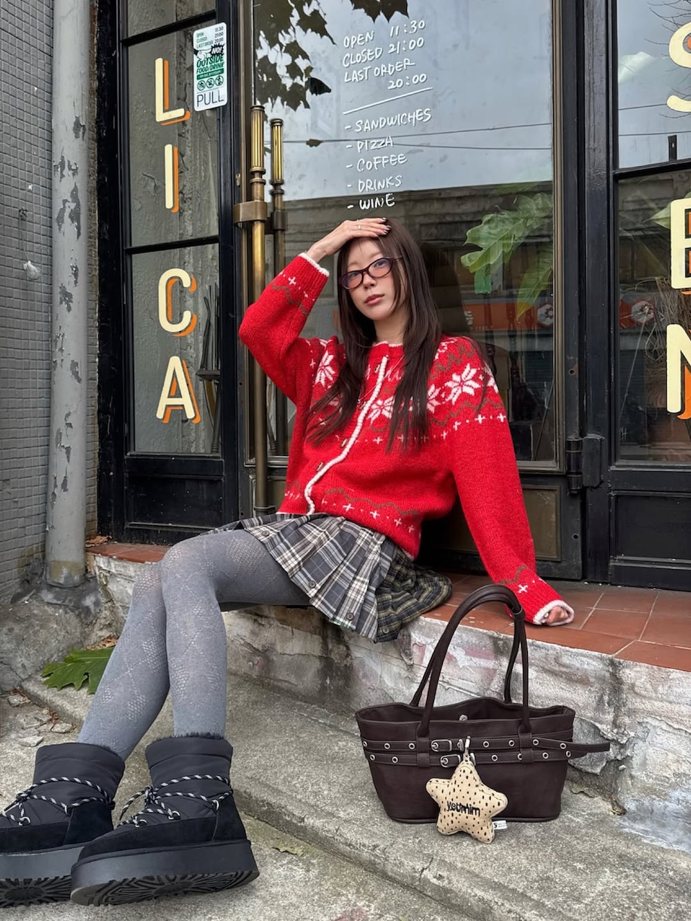 レッド系のカーディガン/ボレロを着用したレディースの冬コーディネートの2枚目の写真