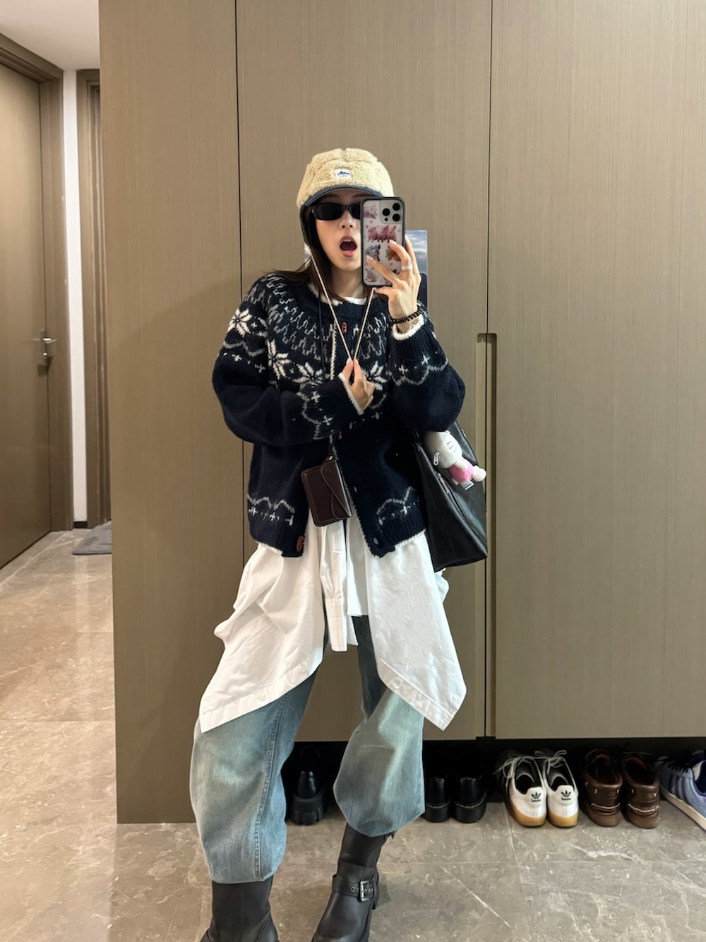 ブルー系のカーディガン/ボレロを着用したレディースの秋コーディネートの2枚目の写真