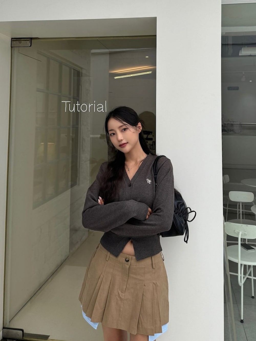 グレー系のカーディガン/ボレロを着用したレディースの秋コーディネートの2枚目の写真