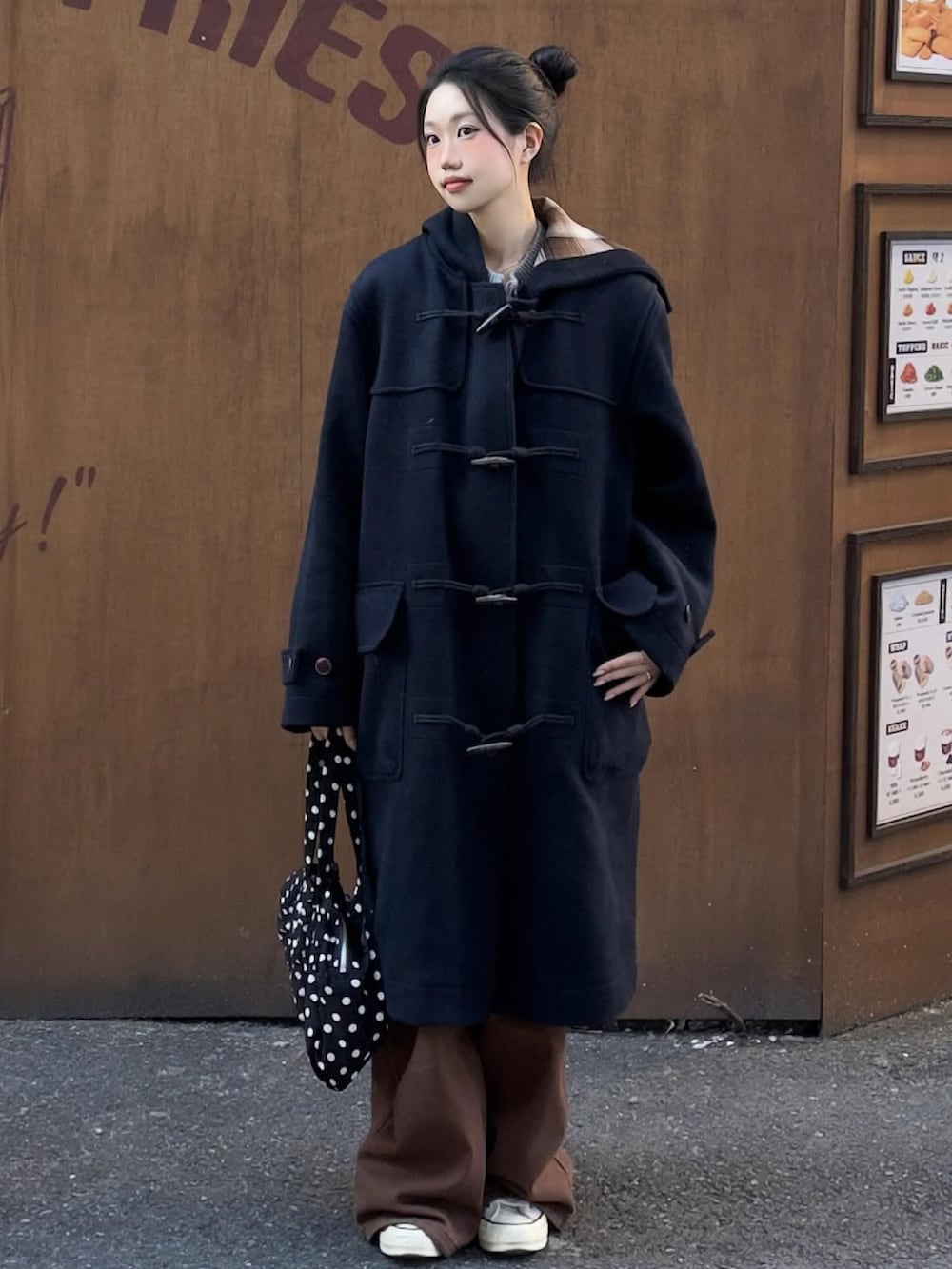 ブルー系のダッフルコートを着用したレディースの冬コーディネートの2枚目の写真